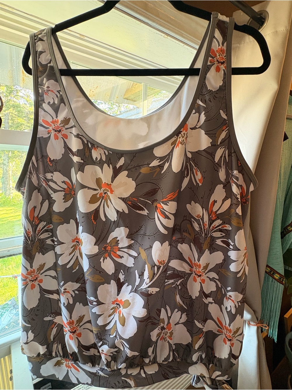 Women’s plus size 2 piece swim wear Floral  print on gray. Says 4X. More like 2X